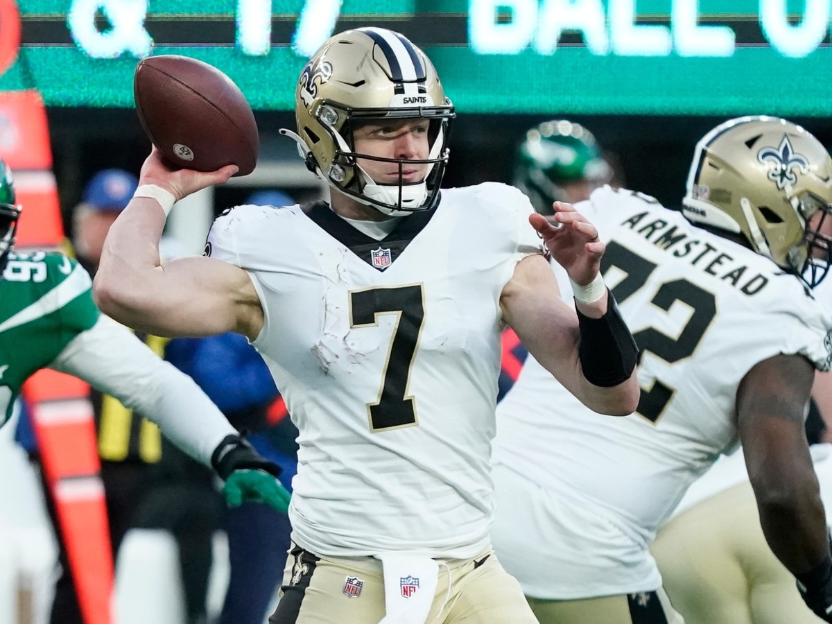 New Orleans Saints quarterback Taysom Hill (7) throws a pass against the New York Jets as tackle Terron Armstead (72) protects. Mandatory Credit: Robert Deutsch-USA TODAY Sports
