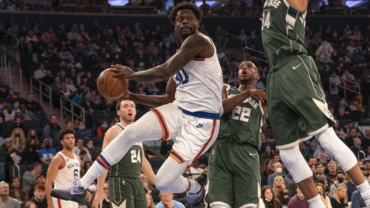 New York Knicks power forward Julius Randle passes the ball with Milwaukee Bucks power forward Giannis Antetokounmpo.