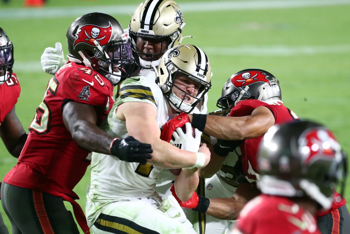 New Orleans Saints Taysom Hill (7) is stopped by Tampa Bay Buccaneers linebacker Devin White (45). Mandatory Credit: Kim Klement-USA TODAY 