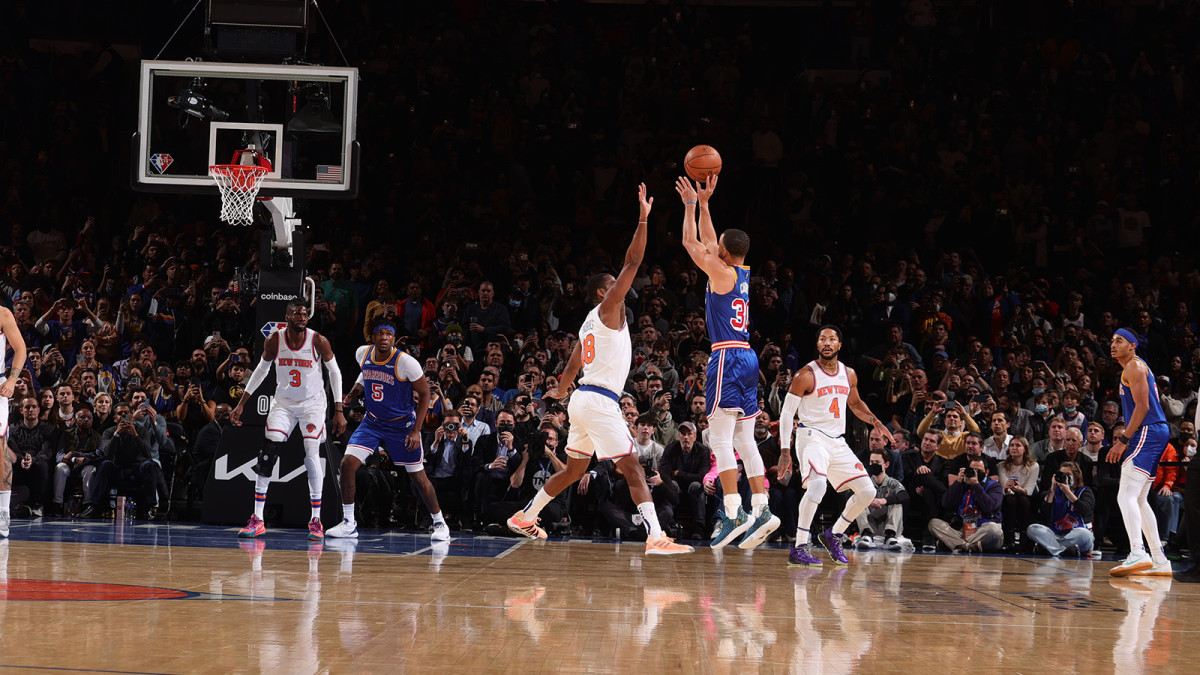 Stephen Curry breaks NBA's three-point record against the Knicks