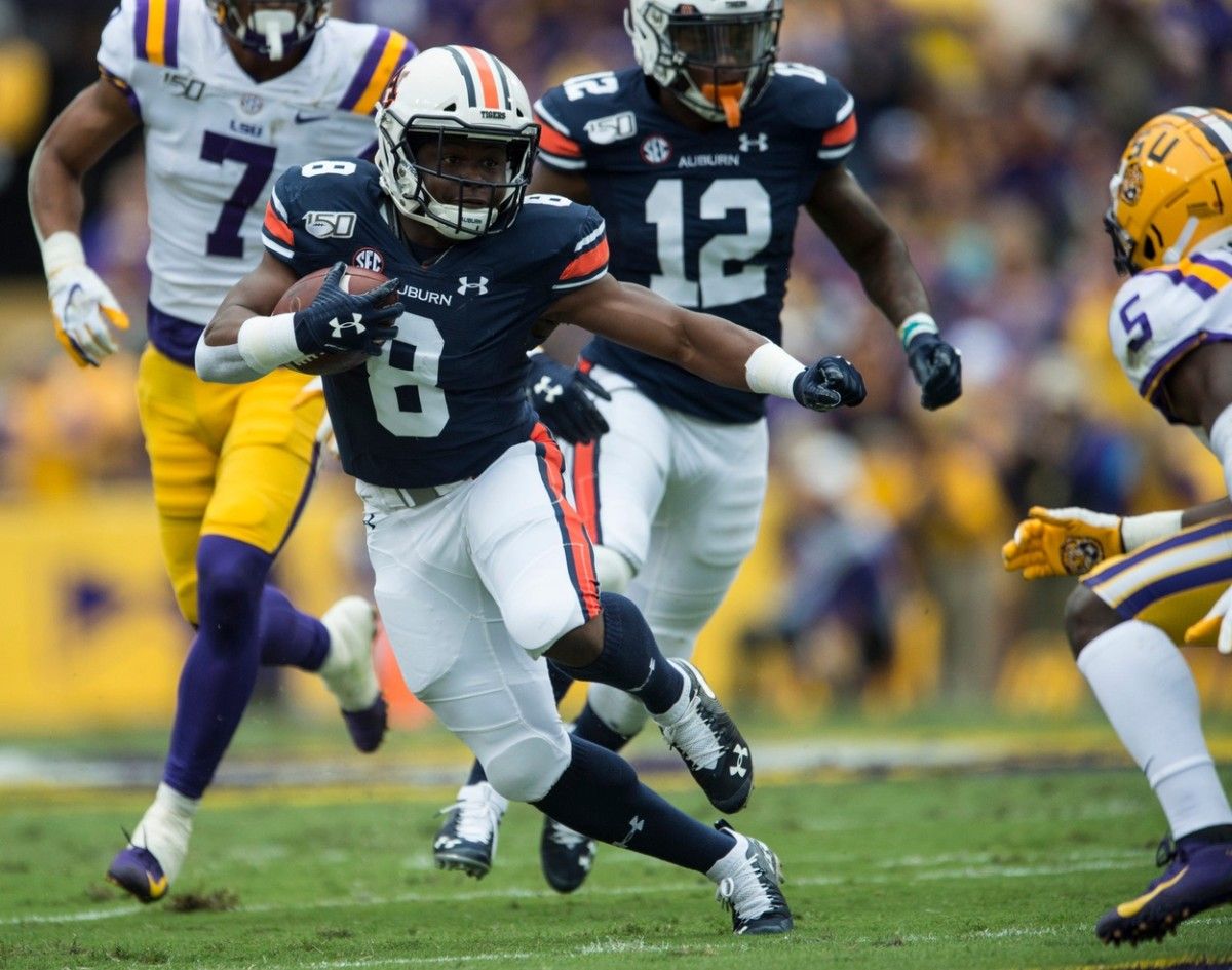 Auburn running back Shaun Shivers (8) runs the ball against LSU in 2019. (Jake Crandall/USA TODAY Sports)