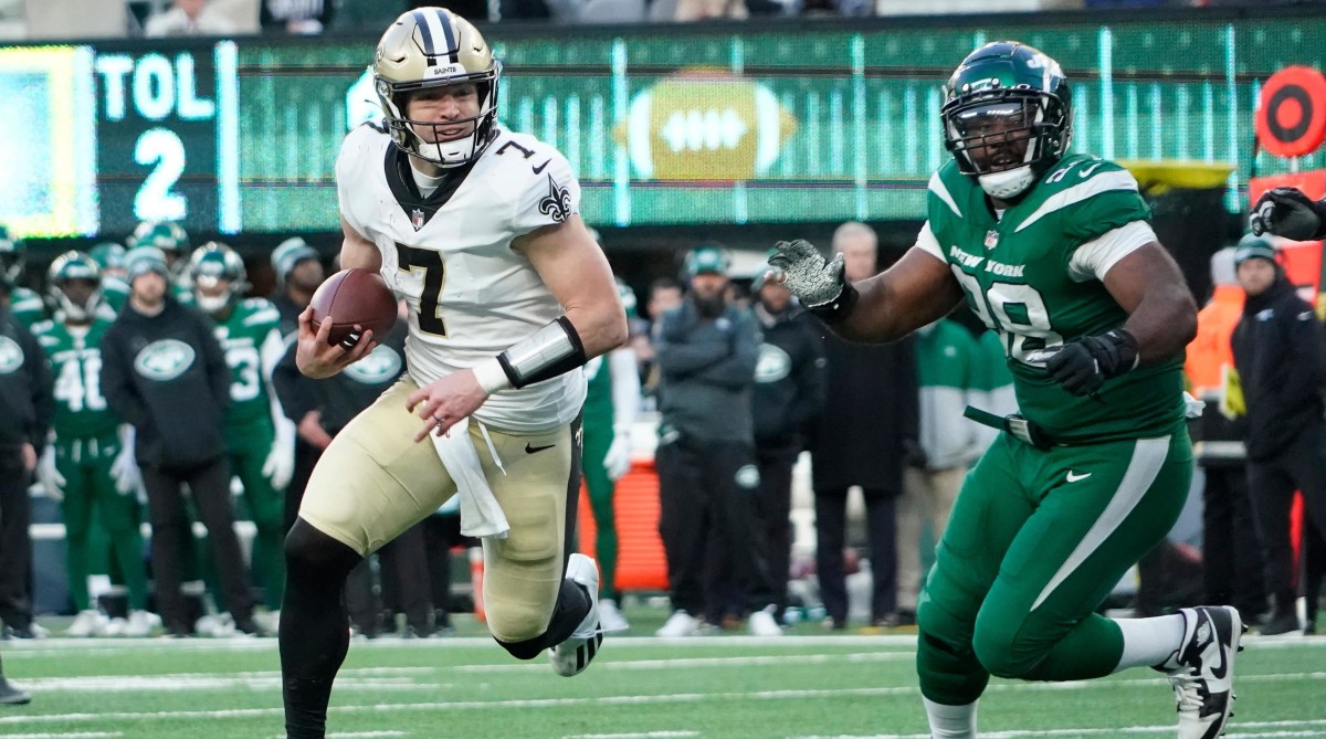 New Orleans Saints quarterback Taysom Hill (7) scores a second half touchdown against the New York Jets at MetLife Stadium