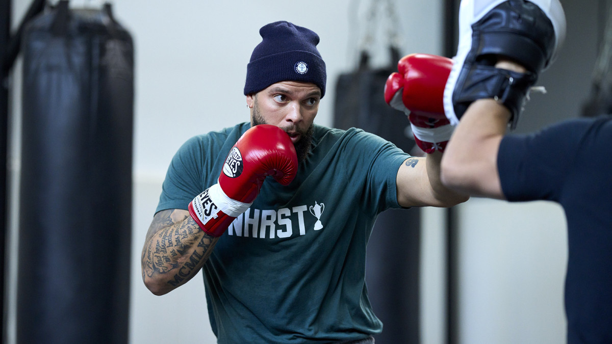 Former NBA player Deron Williams prepares for his boxing match against Frank Gore.