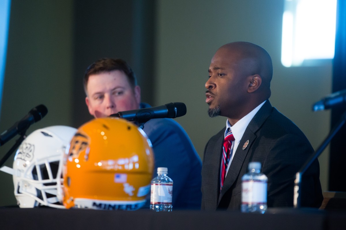 Lee Marks serves as Fresno State interim coach at the New Mexico Bowl.