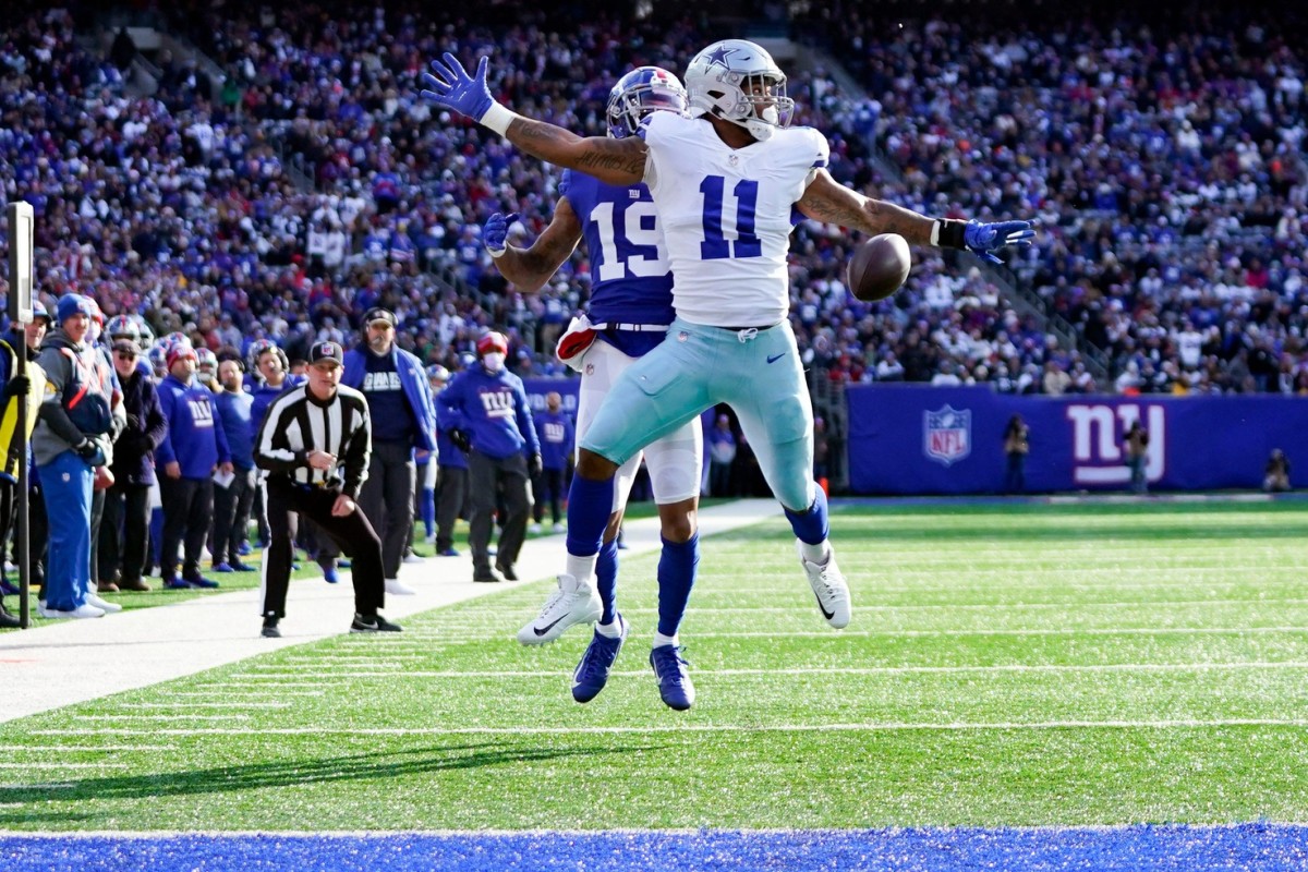 New York Giants wide receiver Kenny Golladay (19) cannot come up with the touchdown pass with defense by Dallas Cowboys linebacker Micah Parsons (11) in the first half at MetLife Stadium on Sunday, Dec. 19, 2021, in East Rutherford.