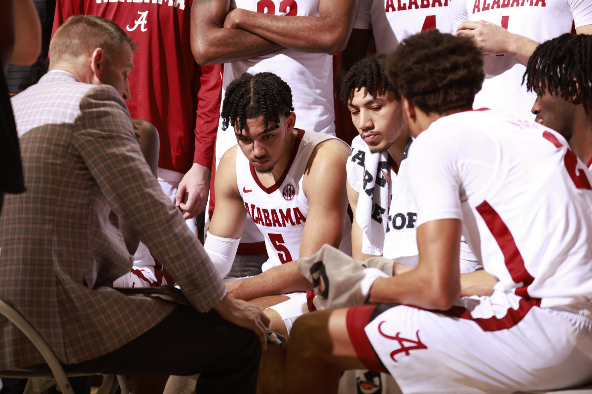 Alabama basketball team huddle