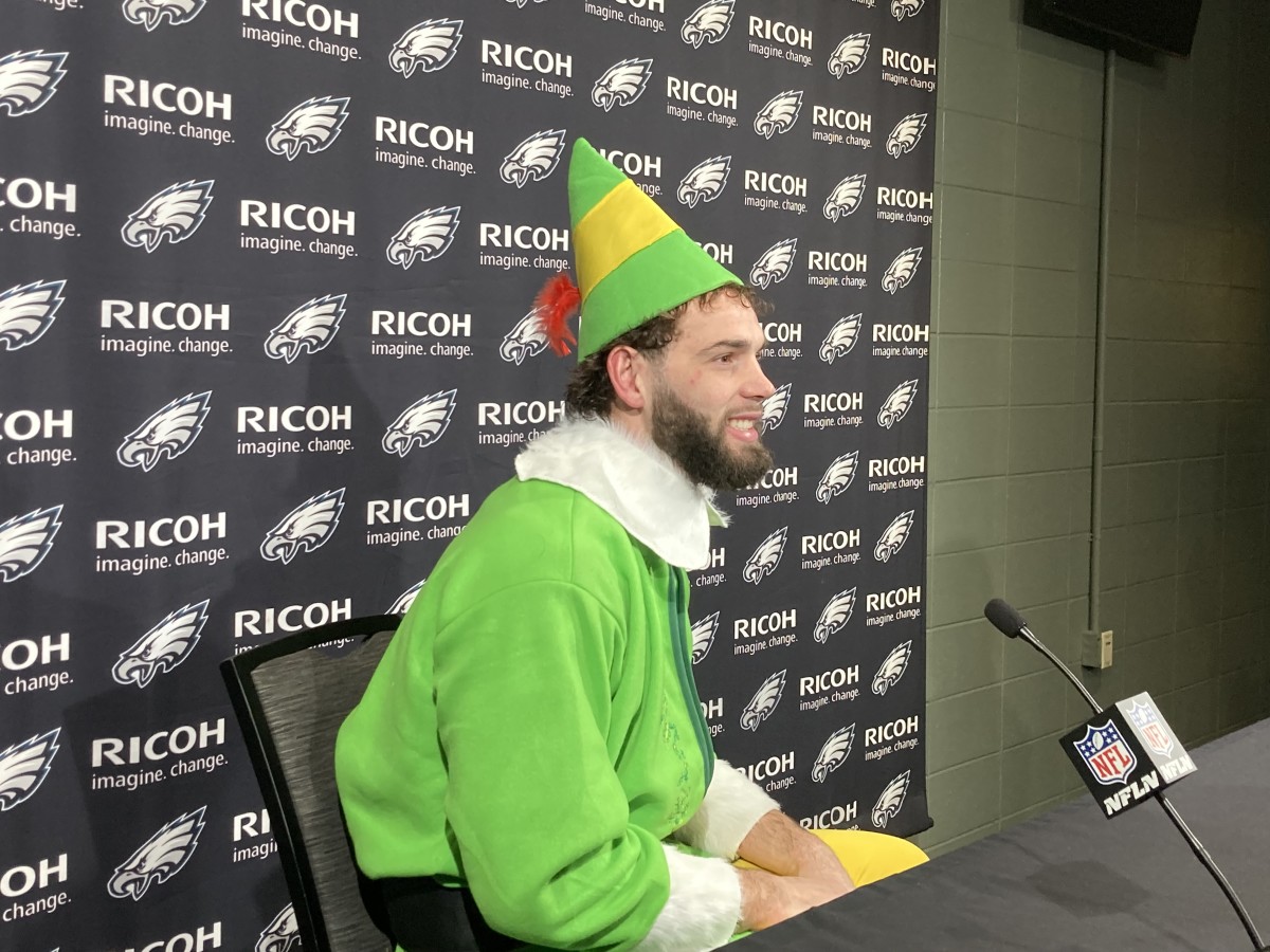 Dallas Goedert wore a costume from the movie Elf to his postgame press conference after Eagles beat WFT