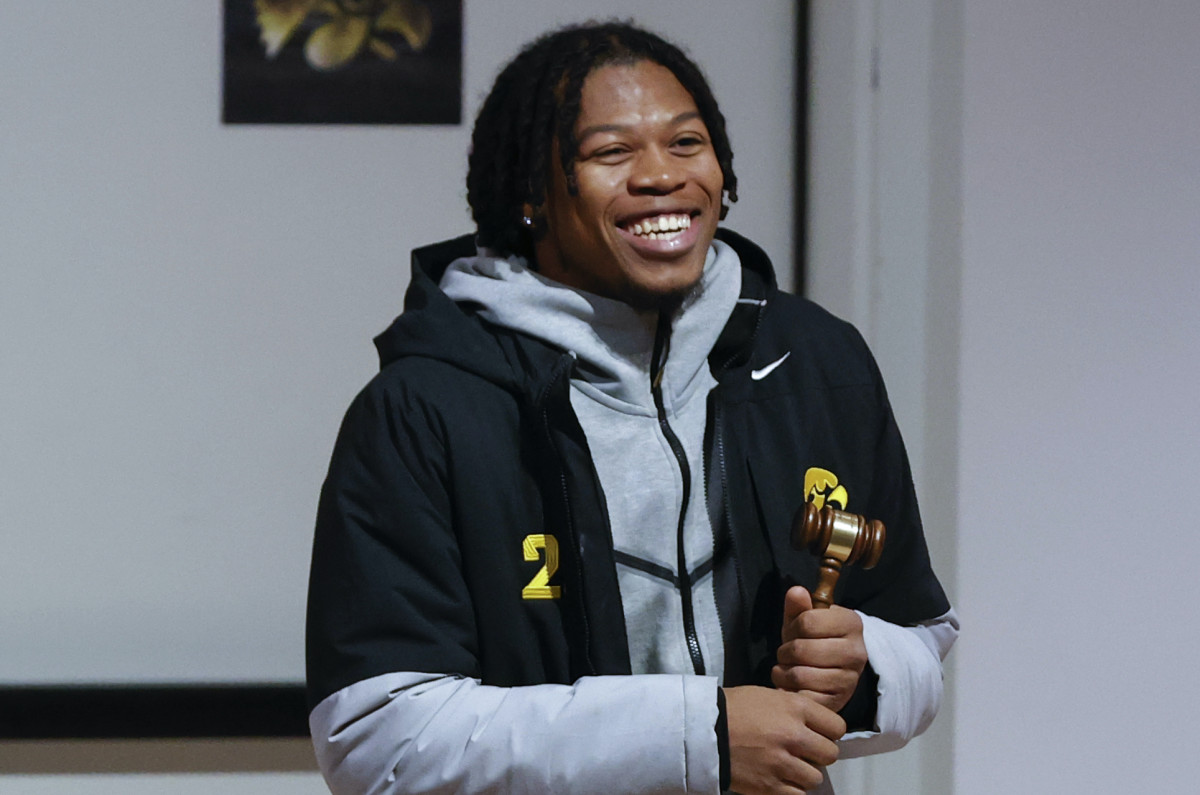 Kaevon Merriweather Wins Golden Gavel Sports Illustrated Iowa Hawkeyes News, Analysis and More