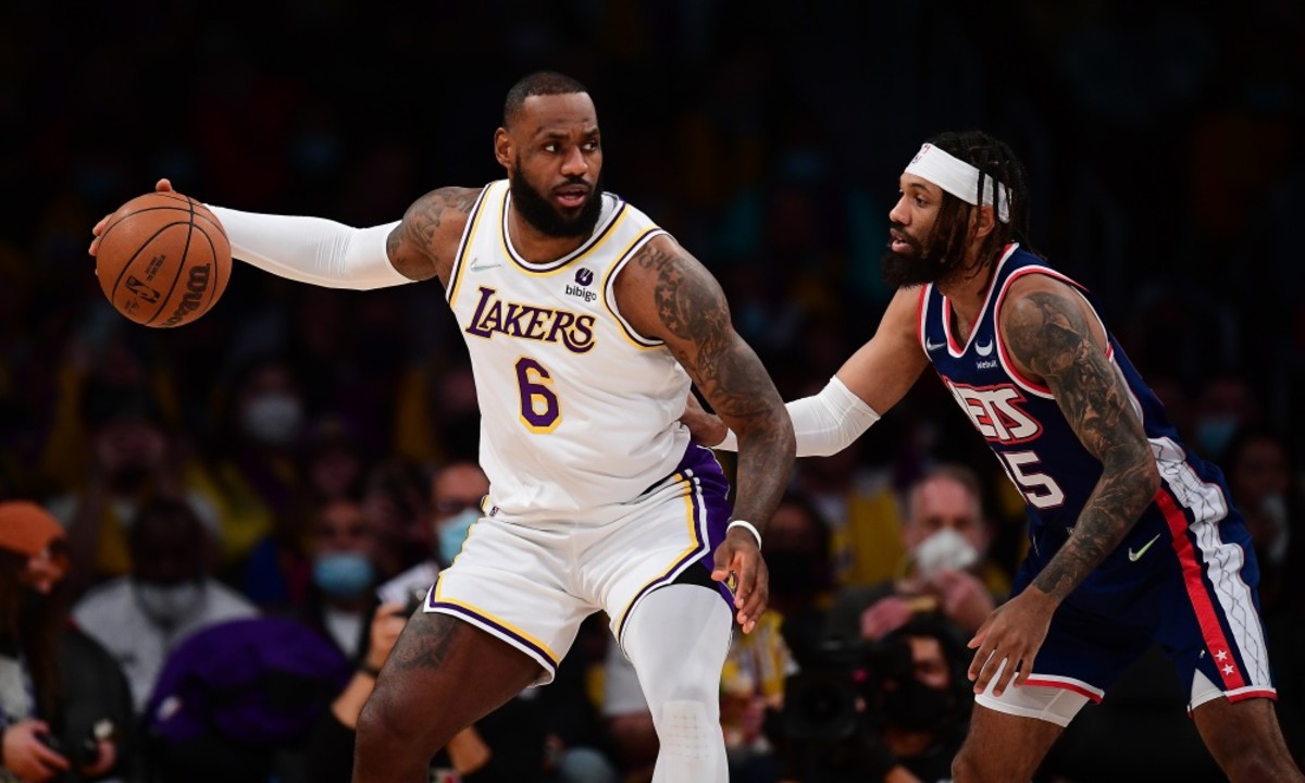Lakers Watch LeBron James Devastating Fadeaway in Saturdays Drew League Game