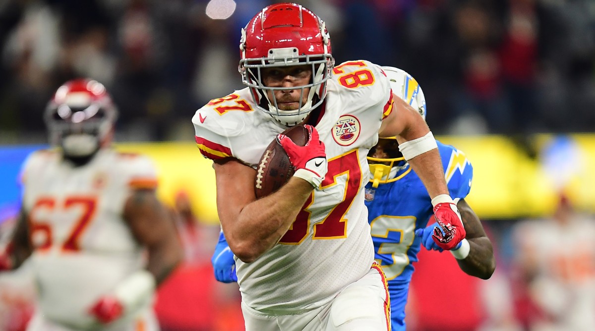 Travis Kelce plays vs. the Chargers.