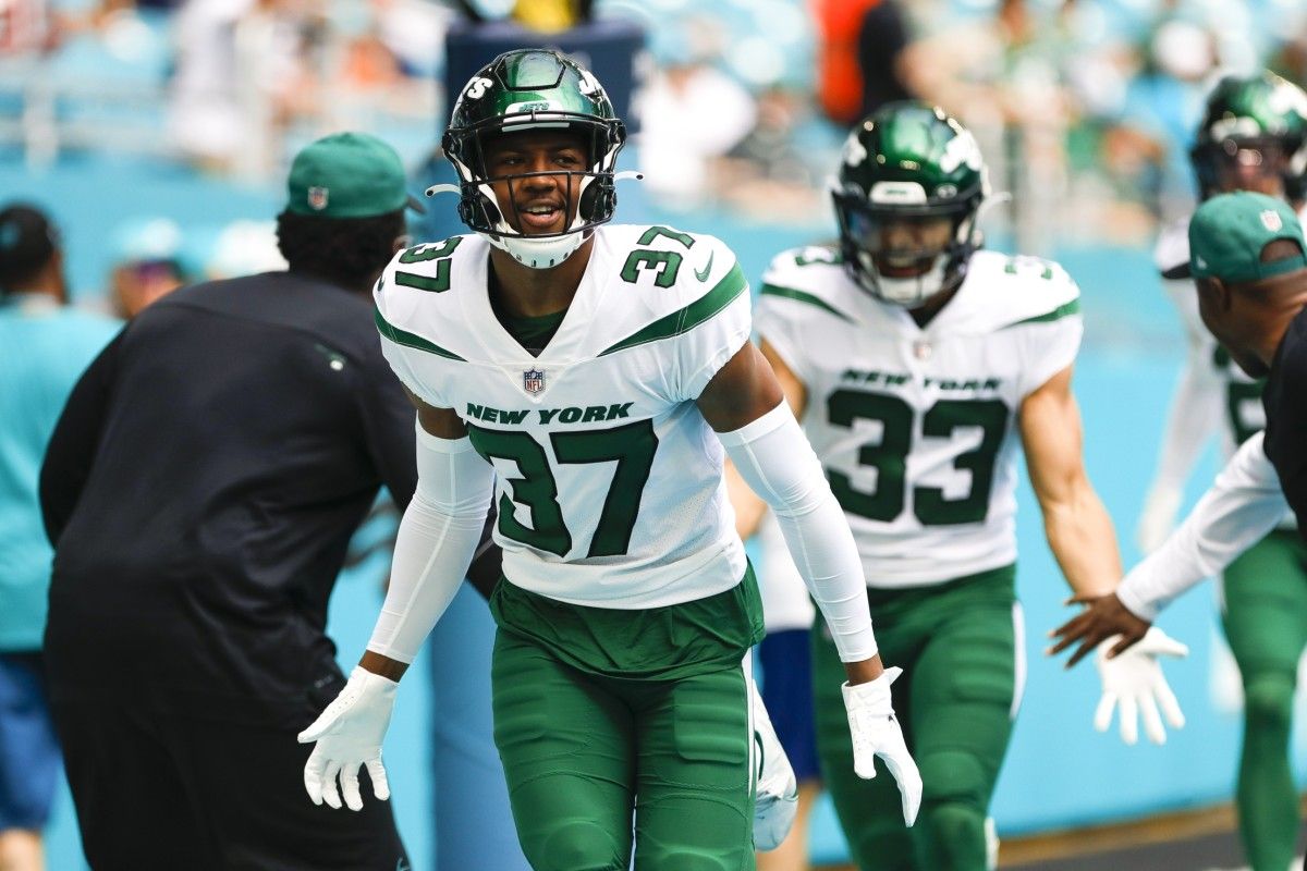 Jets cornerback Bryce Hall warming up