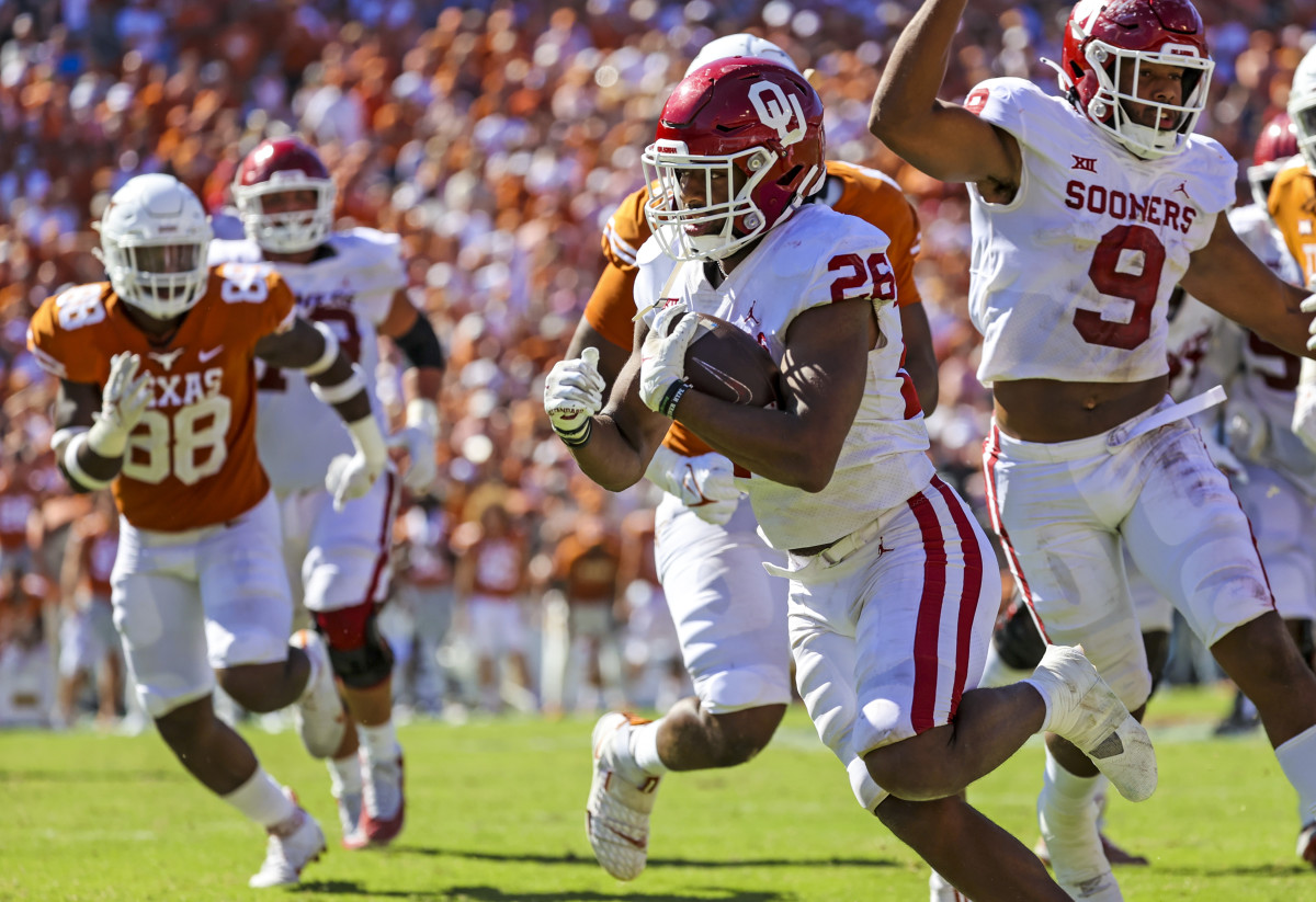 Oklahoma Sooners running back Kennedy Brooks (26) runs for a touchdown during the fourth quarter against the Texas Longhorns.