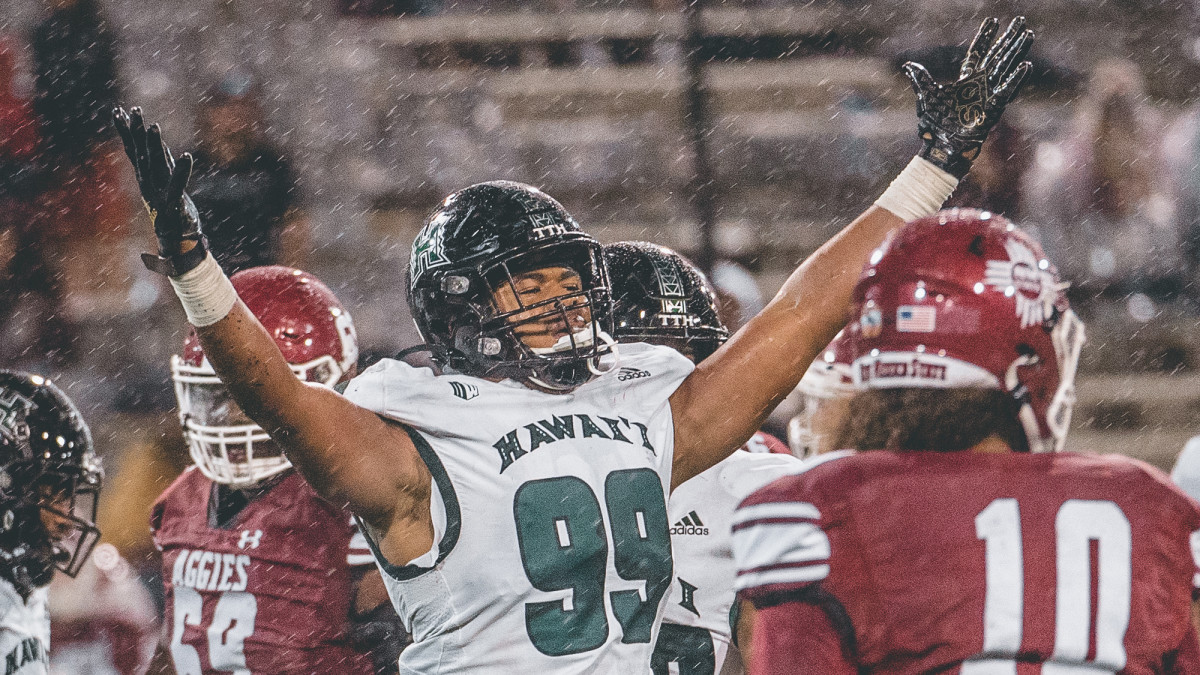 Jonah Laulu celebrates a play against New Mexico State.