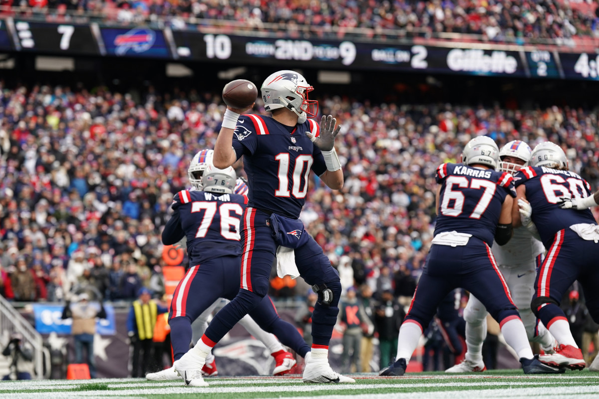 New England Patriots quarterback Mac Jones (10) throws a pass against the Buffalo Bills in the second quarter at Gillette Stadium.