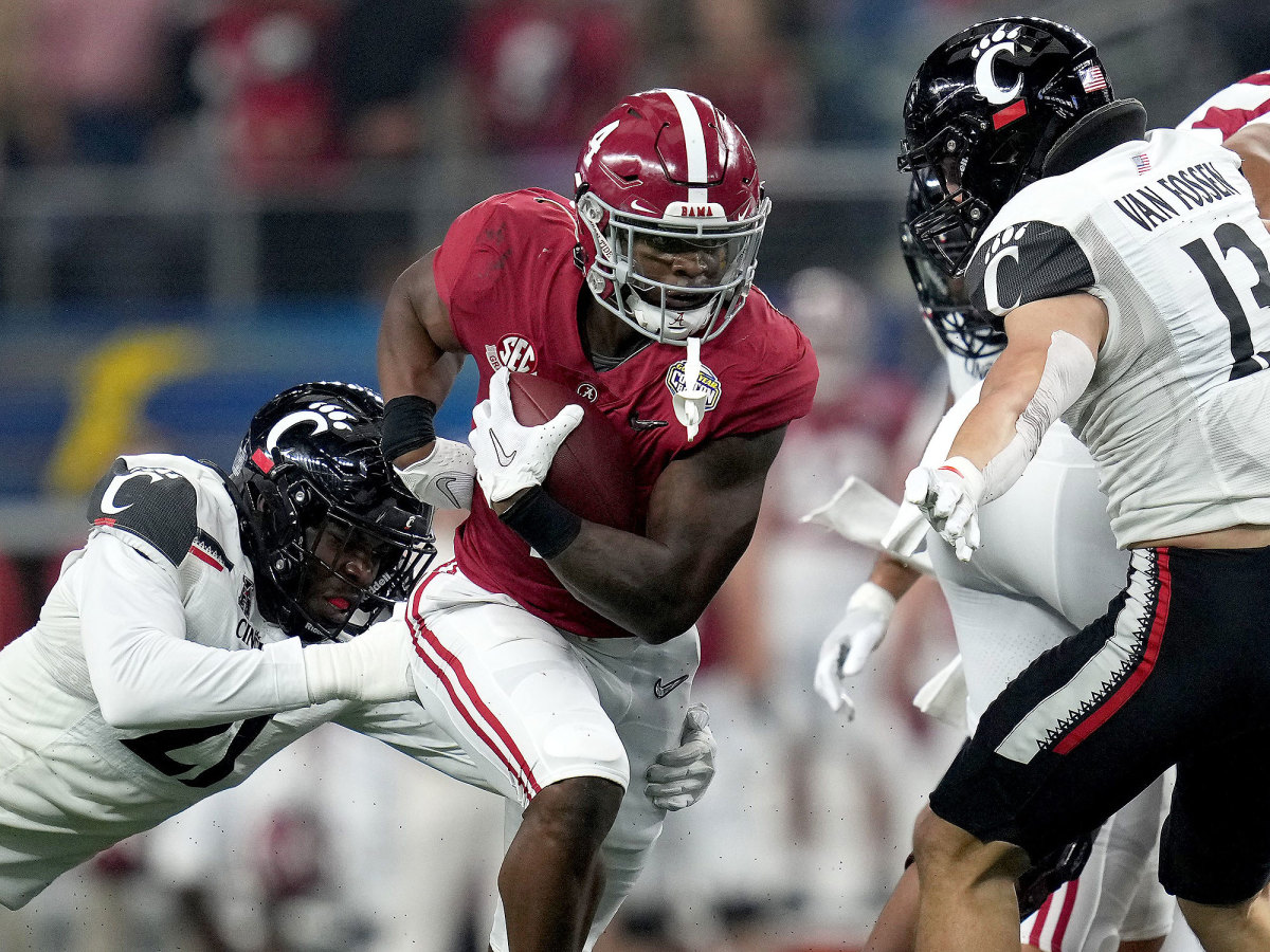 Alabama RB Brian Robinson Jr runs vs Cincinnati