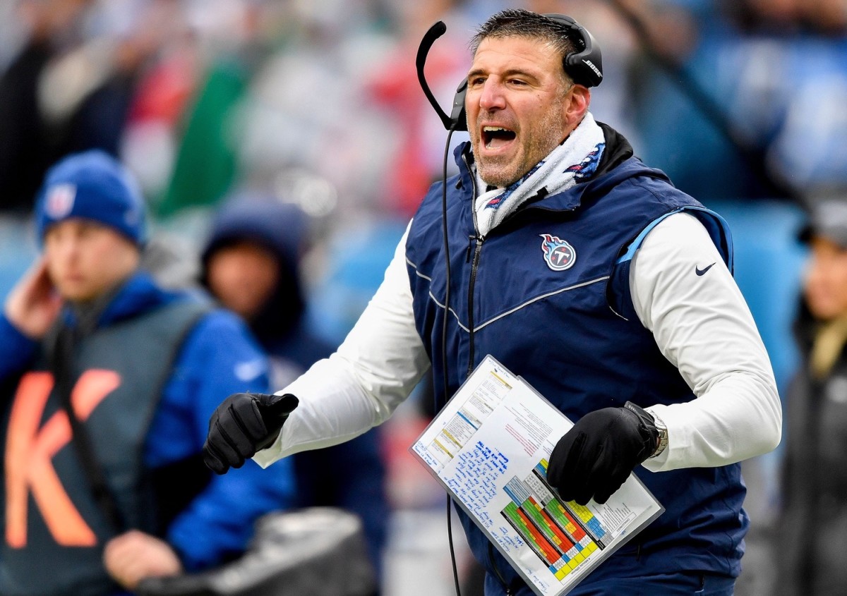 Tennessee Titans head coach Mike Vrabel reacts to a call during the third quarter at Nissan Stadium Sunday, Jan. 2, 2022 in Nashville, Tenn.