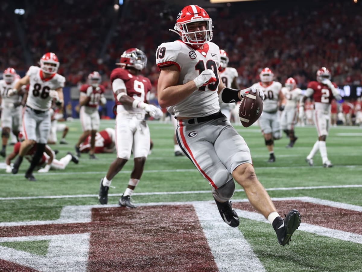 Georgia tight end Brock Bowers scores a touchdown in the SEC Championship Game