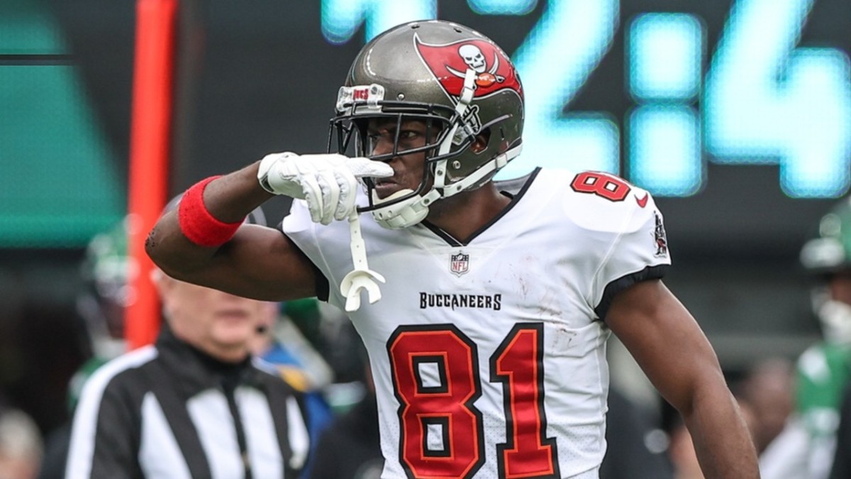 Watch Antonio Brown Seemingly Quits on Tampa Bay Buccaneers, Leaves Game Tampa Bay Buccaneers