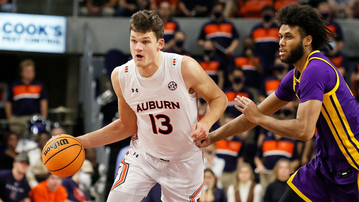 Auburn's Walker Kessler dribbles