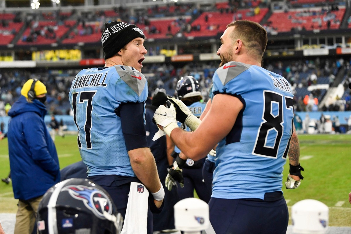 Tennessee Titans quarterback Ryan Tannehill (17) and Tennessee Titans tight end Geoff Swaim (87) celebrate late in the fourth quarter as they beat the Dolphins at Nissan Stadium Sunday, Jan. 2, 2022 in Nashville, Tenn.