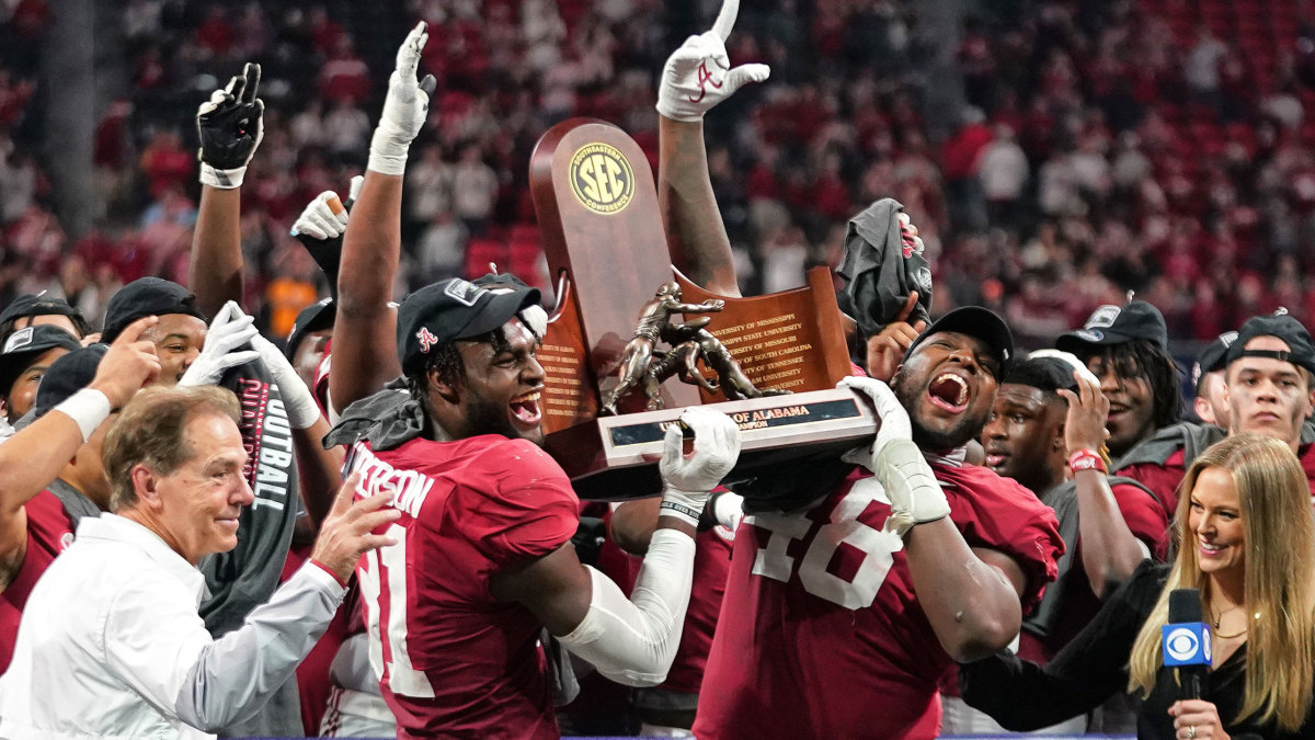 Alabama lifts the SEC trophy