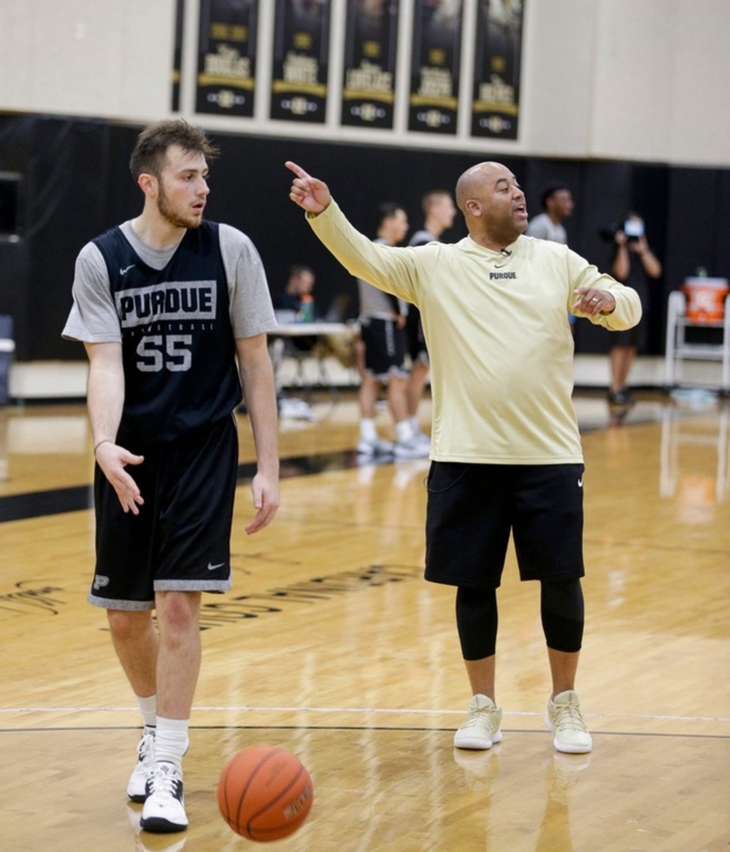 Purdue associate head coach Micah Shrewsberry calls out a play as Purdue guard Sasha Stefanovic (55) passes the ball during a basketball practice in 2019. (Nikos Frazier/USA TODAY Sports) 