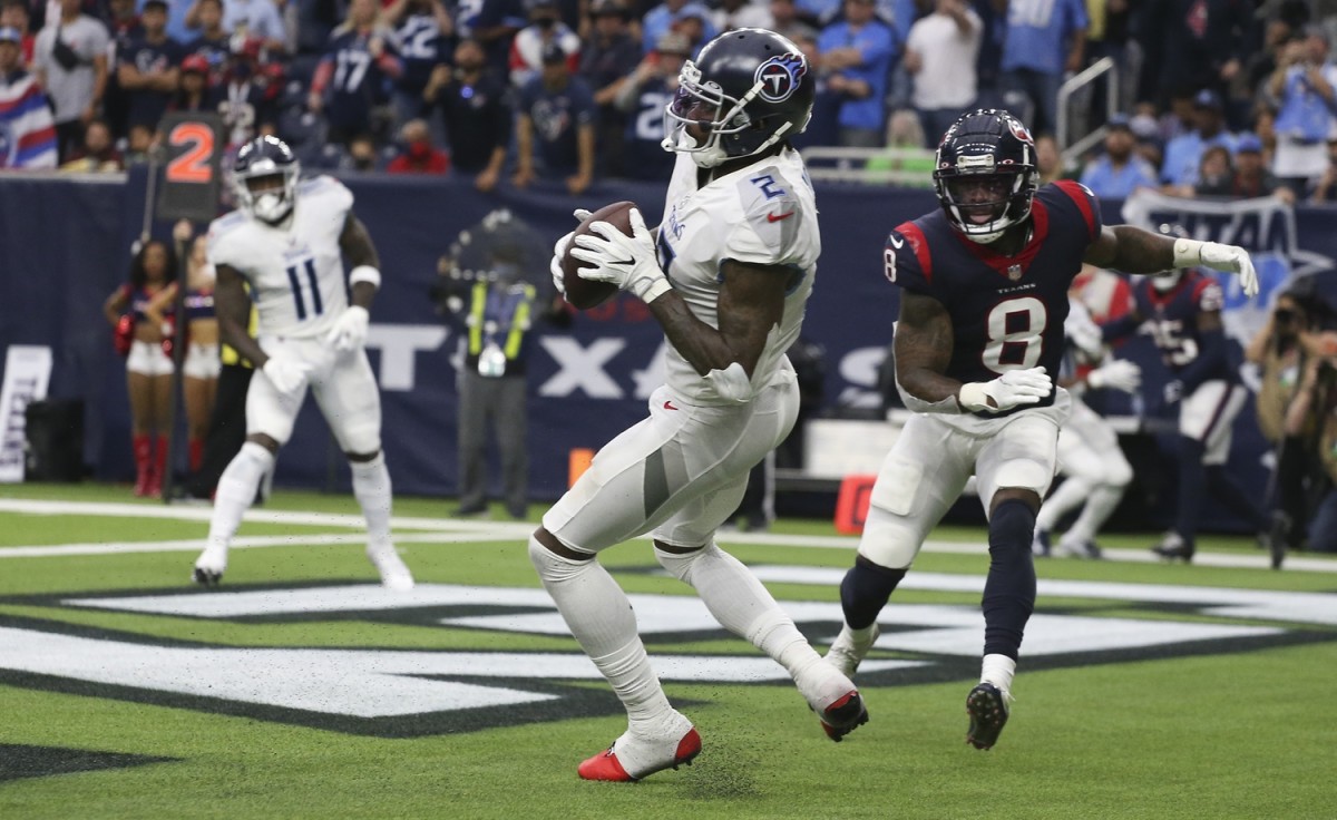 Tennessee Titans wide receiver Julio Jones (2) catches a touchdown pass against Houston Texans free safety Terrence Brooks (8) in the fourth quarter at NRG Stadium.