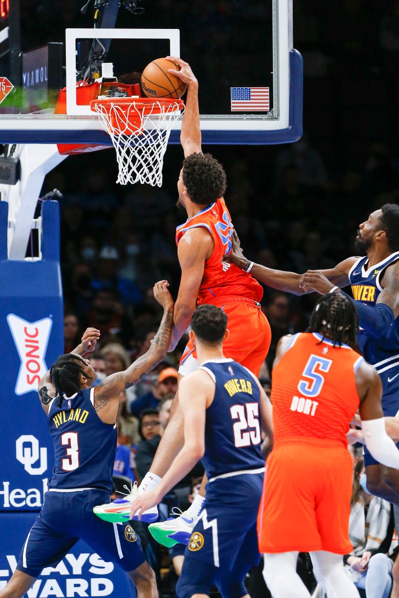 Jeremiah Robinson-Earl dunk attempt