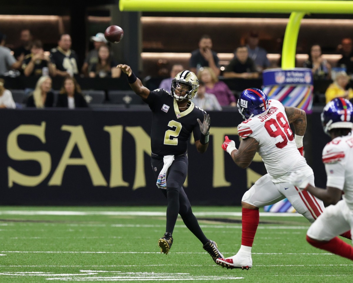 New Orleans Saints quarterback Jameis Winston (2) passes downfield against the New York Giants. Mandatory Credit: Stephen Lew-USA TODAY