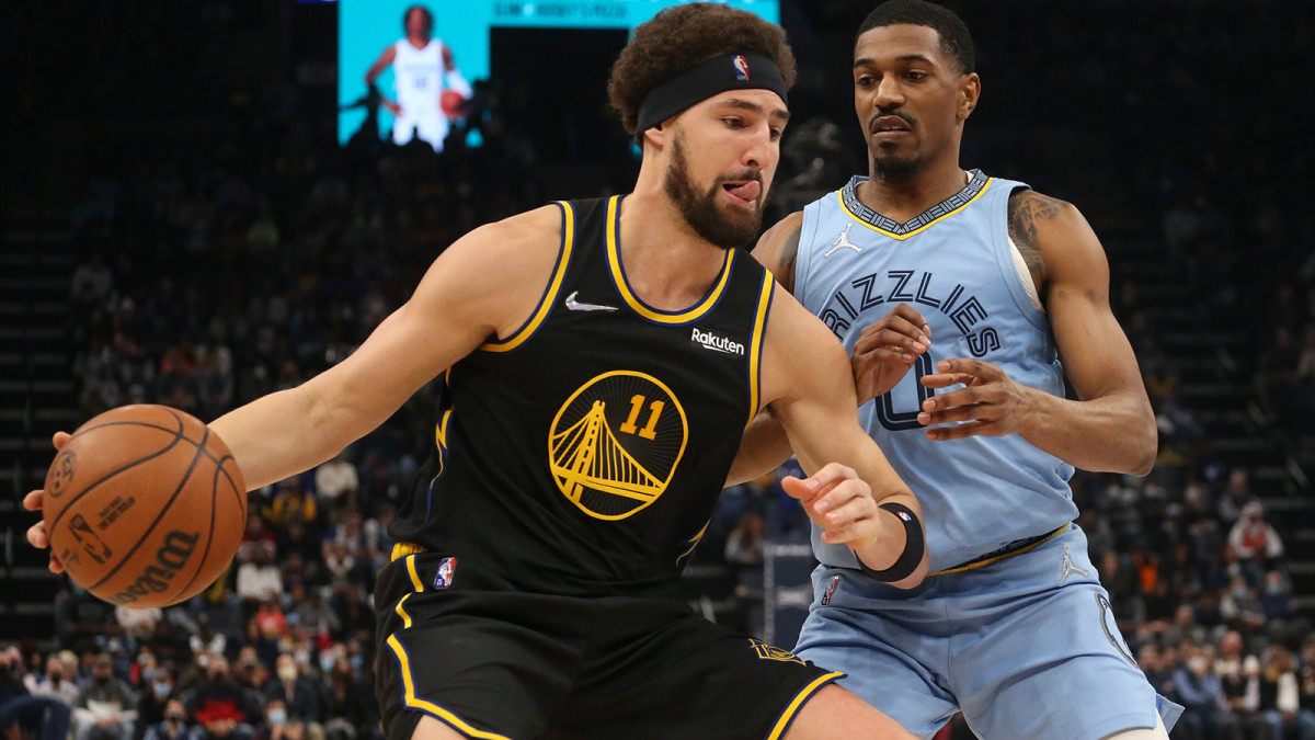 Golden State Warriors guard Klay Thompson drives to the basket as Memphis Grizzles guard De'Anthony Melton defends during the first half at FedExForum.