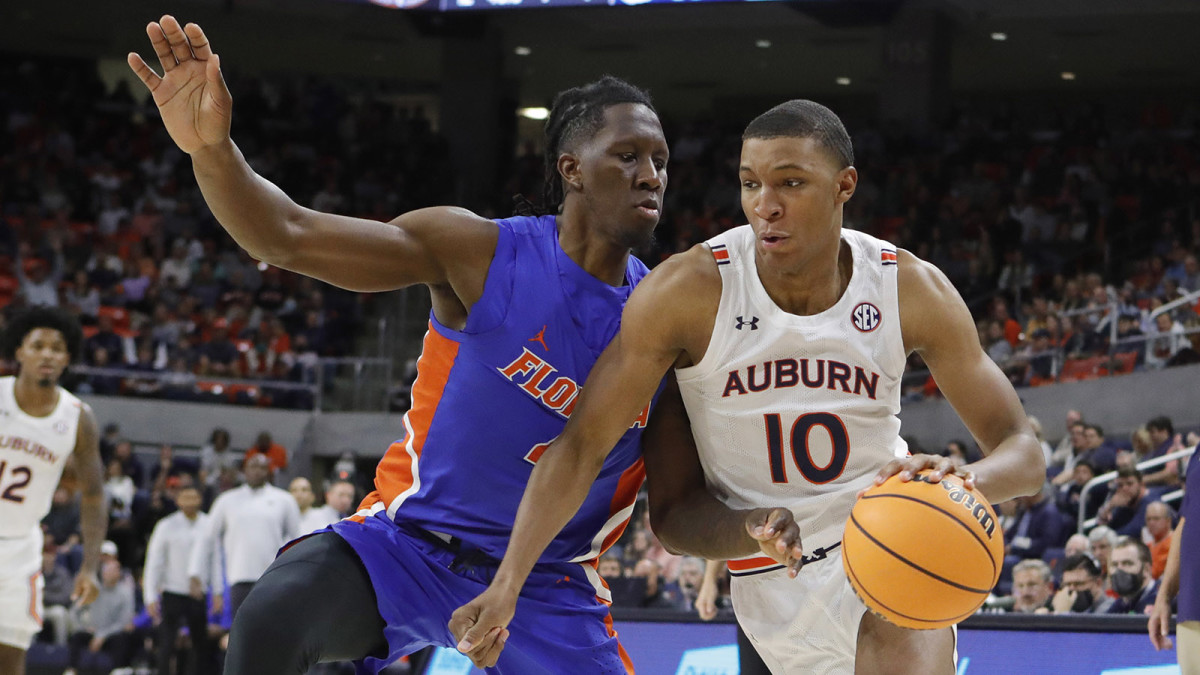 Florida Gators forward Anthony Duruji (4) pressures Auburn Tigers forward Jabari Smith (10) during the second half at Auburn Arena.