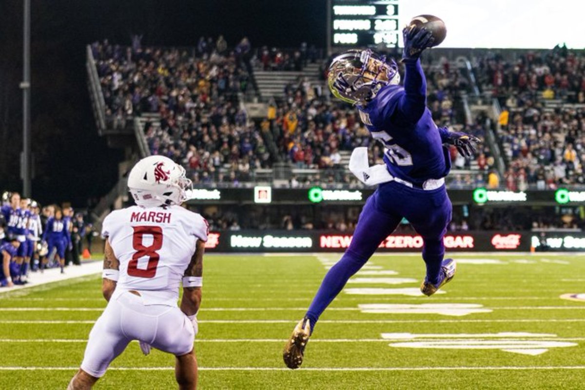 Rome Odunze tries to haul in a pass in the Apple Cup.