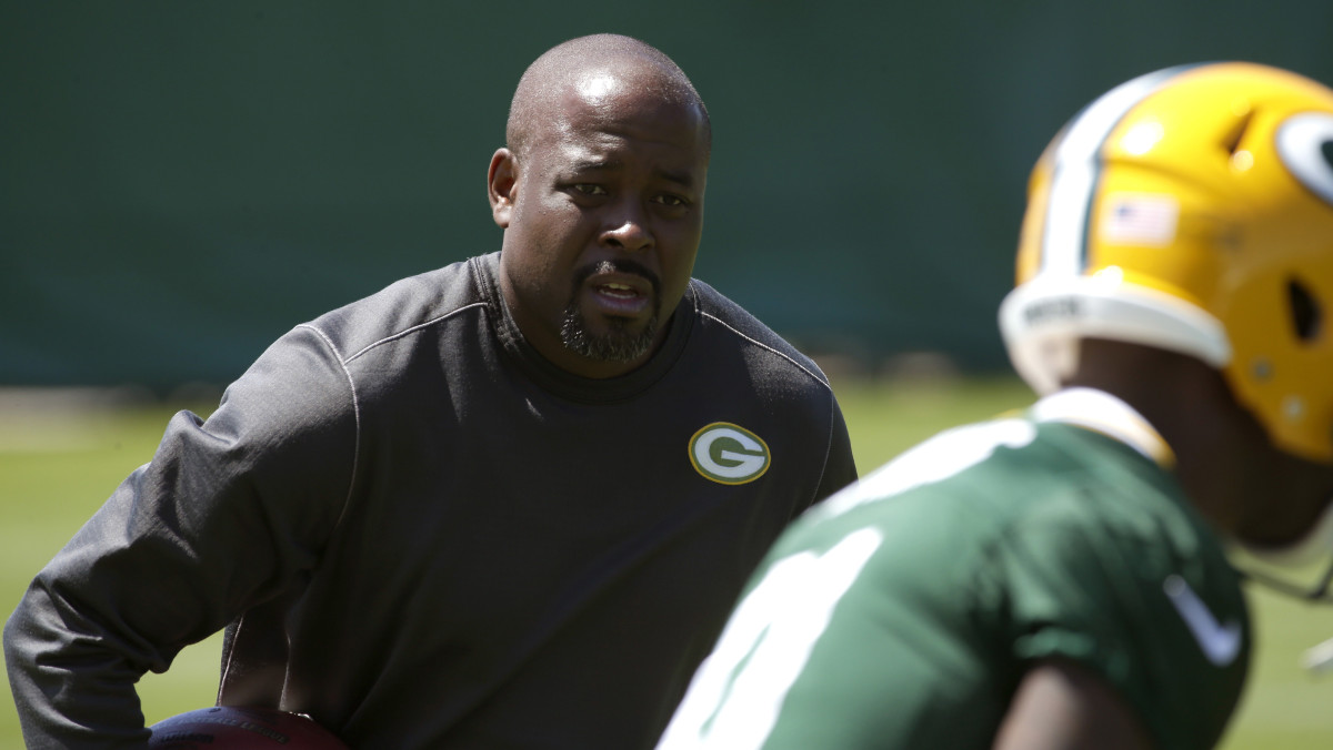 Packers secondary coach Joe Whitt Jr. coaches a player during drill work at training camp.
