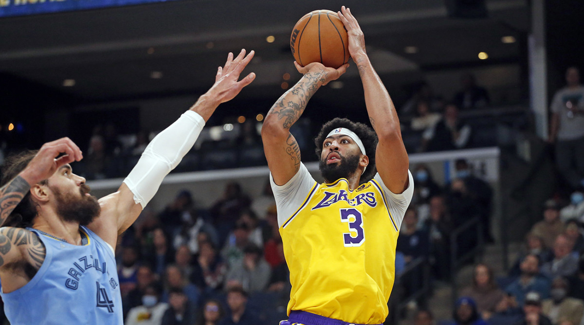 Anthony Davis attempting a jumper.