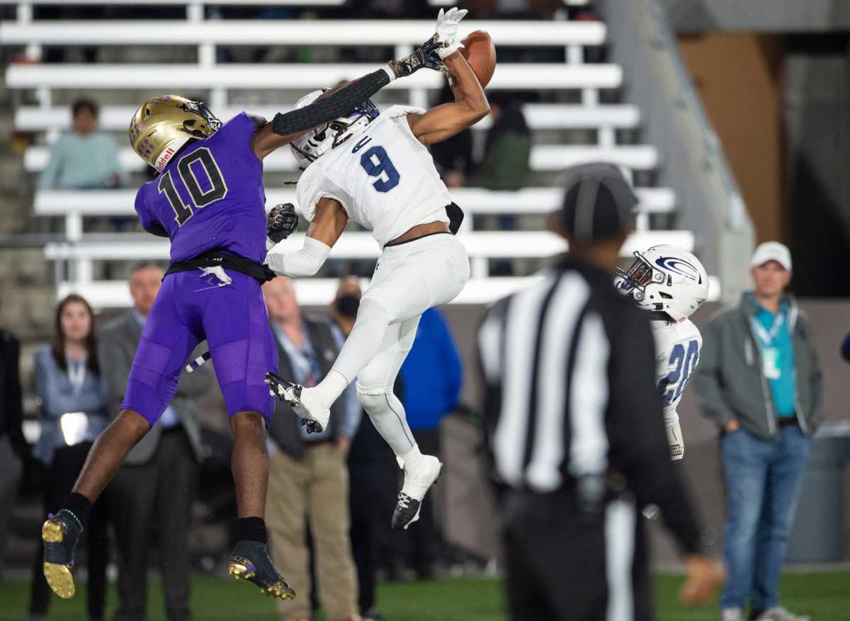 Clay-Chalkville's Jaylen Mbakwe (9) breaks up a pass intended for Hueytown's De Andre Coleman (10) on a two-point conversion attempt during the Class 6A football state championship at Protective Stadium in Birmingham, Ala., on Friday, Dec. 3, 2021. Clay-Chalkville defeats Hueytown 46-42.
