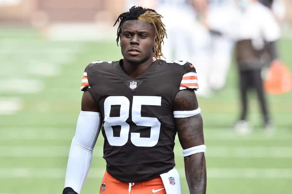 Cleveland Browns tight end David Njoku warms up before game