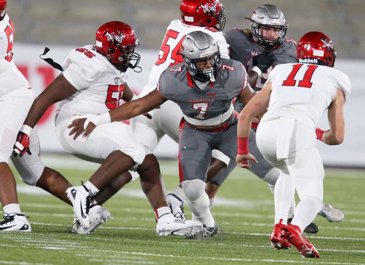 Thompson linebacker Jeremiah Alexander (7) sheds a block by Central offensive lineman Richazaire Francisque (55) as he closes on a ball carrier during the 7A state championship game in Birmingham Wednesday, Dec. 1, 2021.