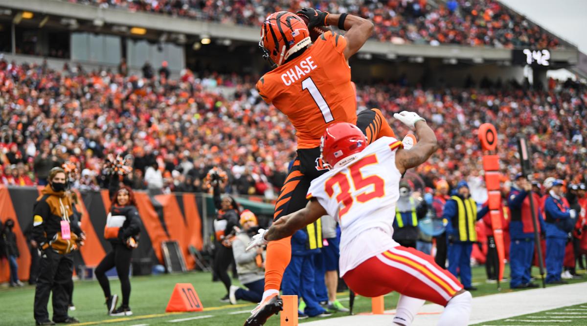 Cincinnati Bengals wide receiver Ja'Marr Chase (1) catches a pass for an 18-yard touchdown as Kansas City Chiefs cornerback Charvarius Ward (35) defends during the first half of an NFL football game, Sunday, Jan. 2, 2022, in Cincinnati.