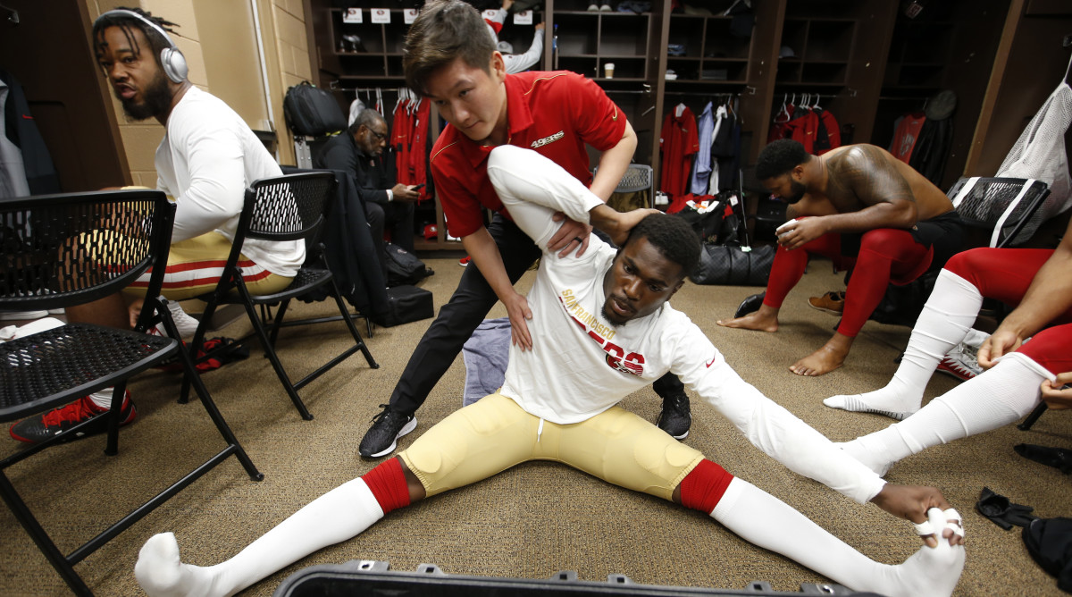 49ers movement and performance specialist Tom Zheng