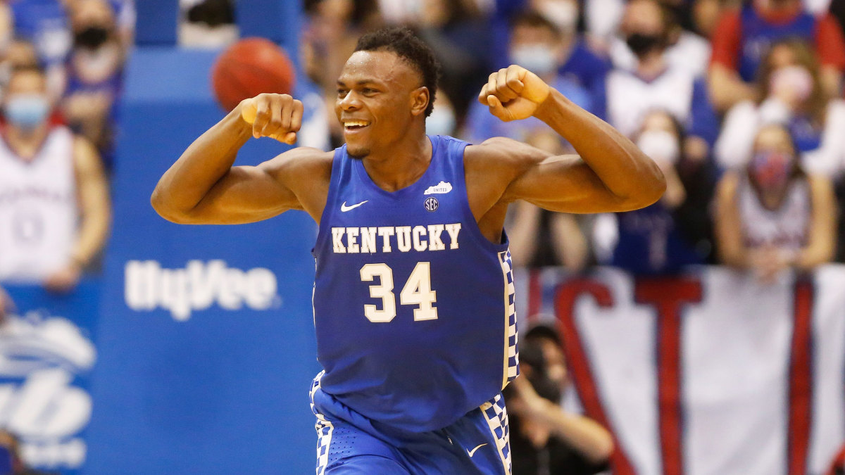 Oscar Tshiebwe flexes after scoring vs. Kansas