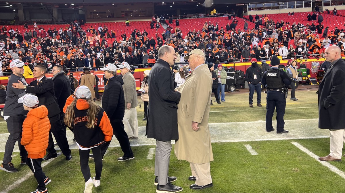 Mike Brown (right) talks with Bill Cowher (left) following the Bengals' 27-24 win over the Chiefs in the AFC Championship Game.