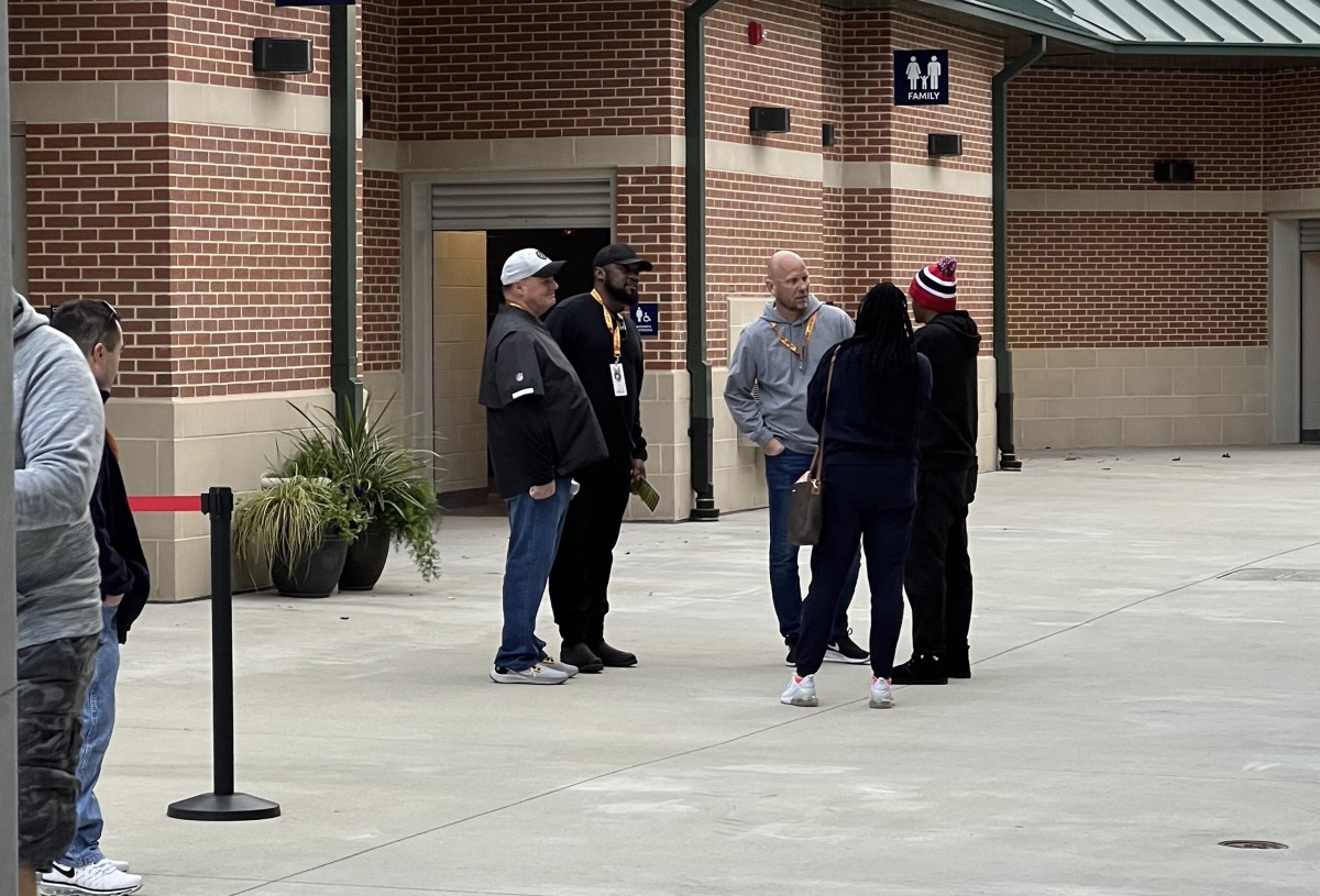Tomlin, Colbert and Canada meet with Malik Willis's parents after first day of Senior Bowl practice.