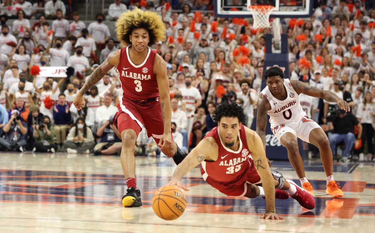 James Rojas dives for a loose ball at Auburn