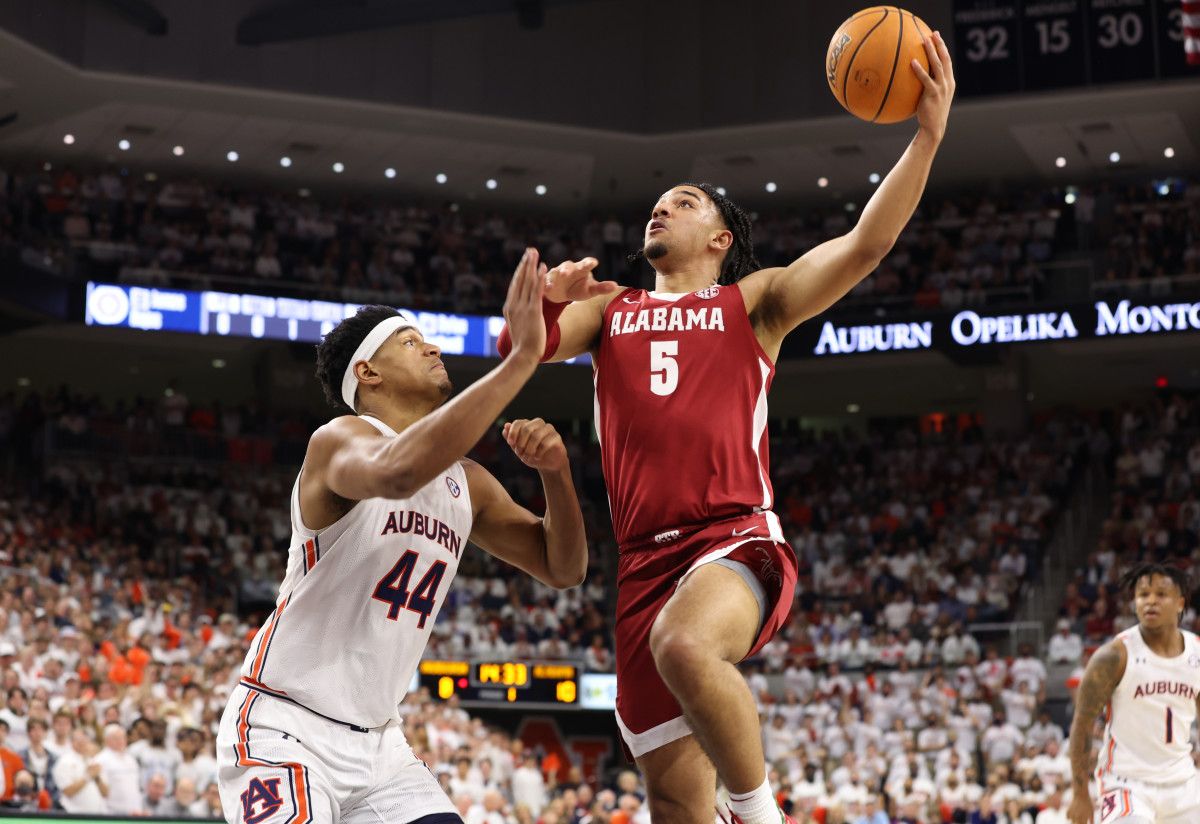 Jaden Shackelford drives at Auburn