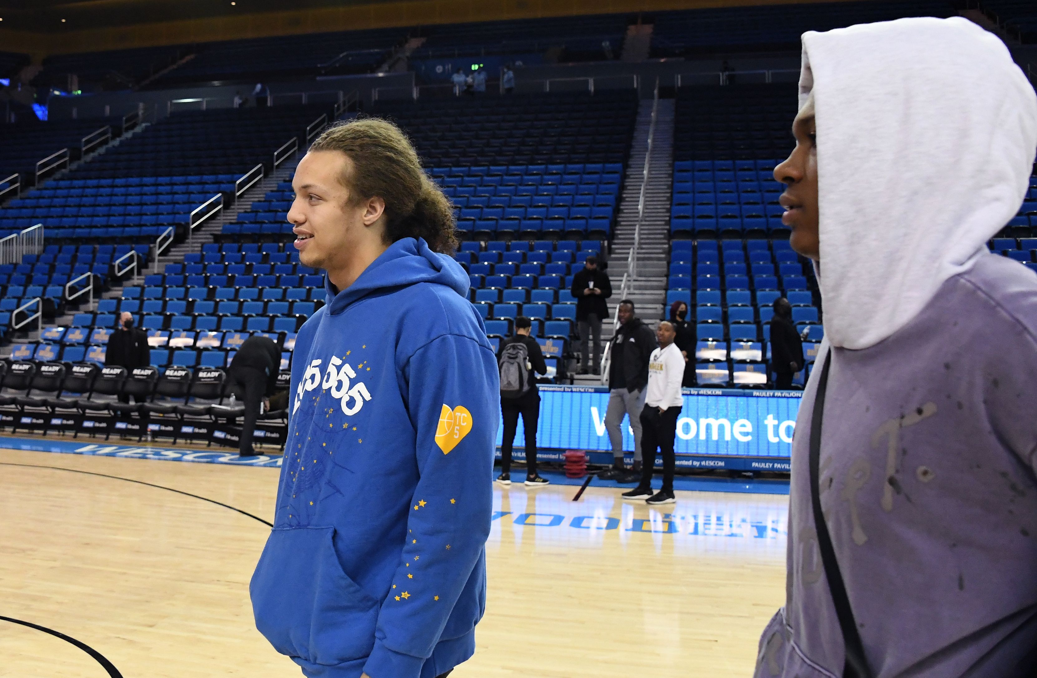 UCLA's Mac Etienne arrested after appearing to spit at Arizona fans - Vimarsana News