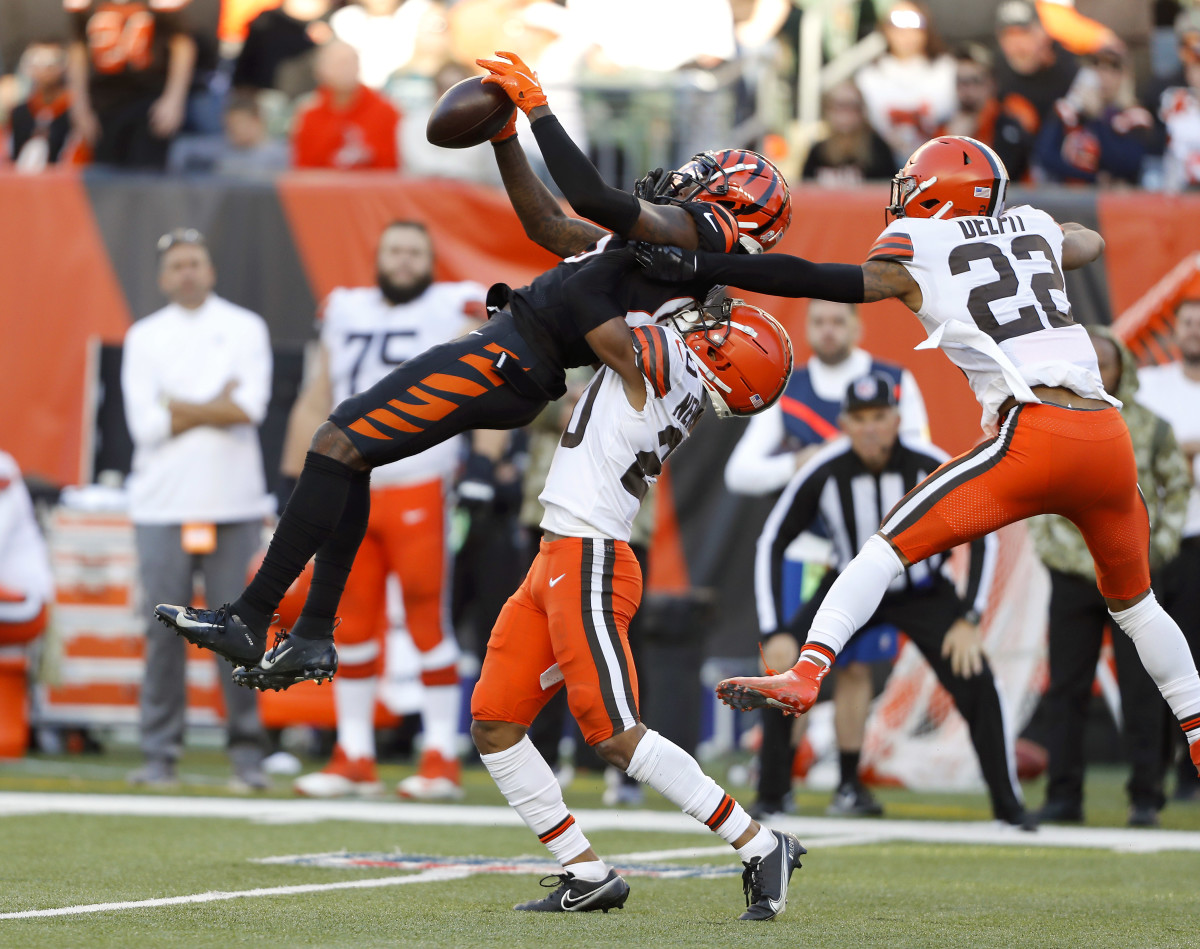 Cincinnati, OH, USA. 25th Oct, 2020. Tee Higgins #85 of the Cincinnati Bengals  scores a touchdown during NFL football game action between the Cleveland  Browns and the Cincinnati Bengals at Paul Brown