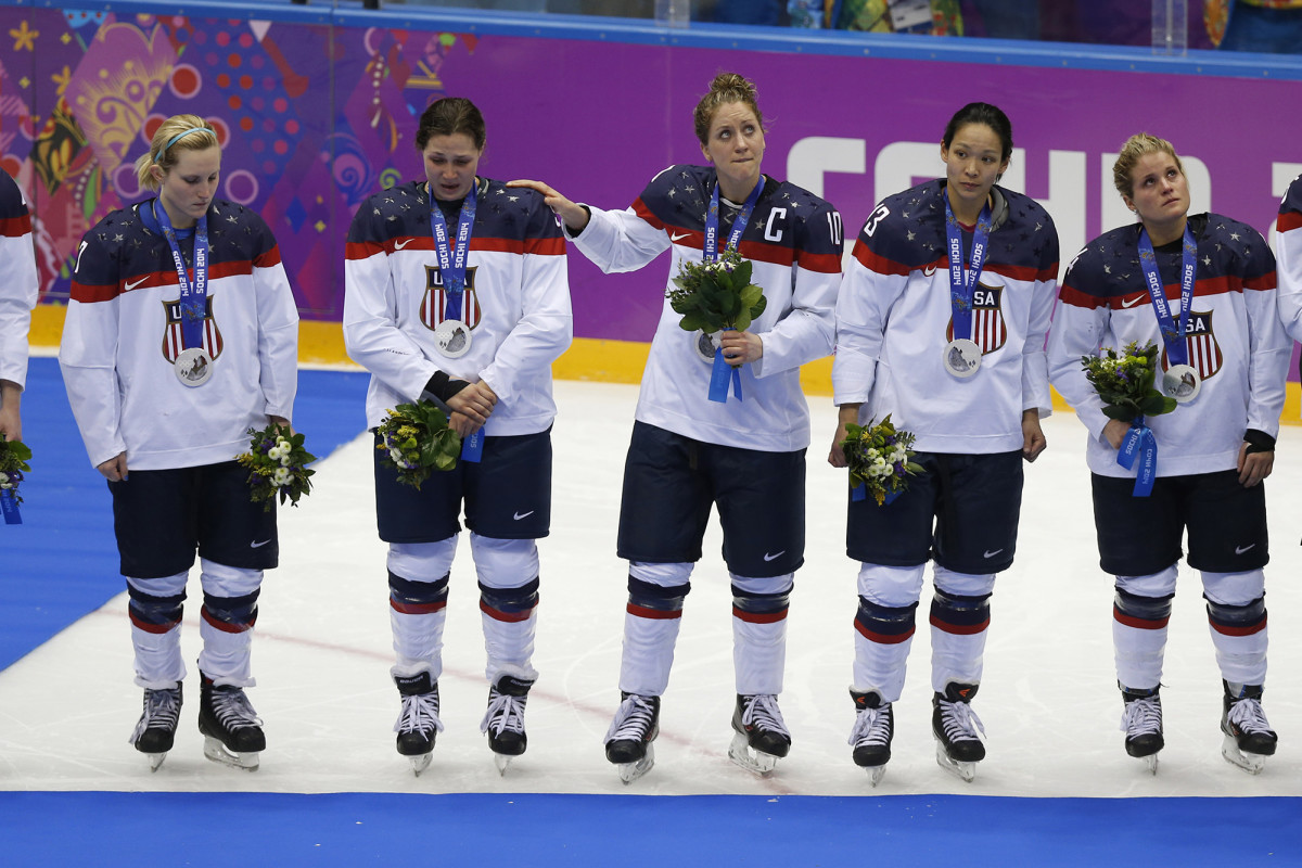 Duggan (10) consoles her teammates after a 3-2 overtime loss to Canada in the Sochi 2014 gold medal game.