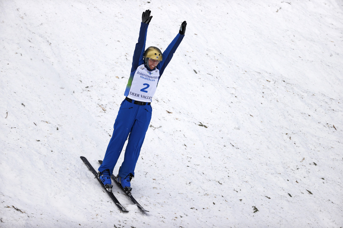 winter-vinecki-hands-up