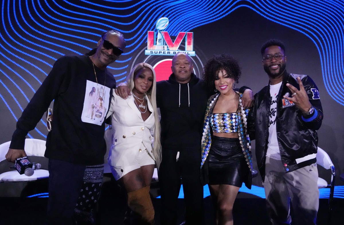 From left Snoop Dogg, Mary J. Blige, Dr. Dre, MJ Acosta and Nate Burleson pose for a photo after the Super Bowl LVI halftime show press conference at Los Angeles Convention Center.
