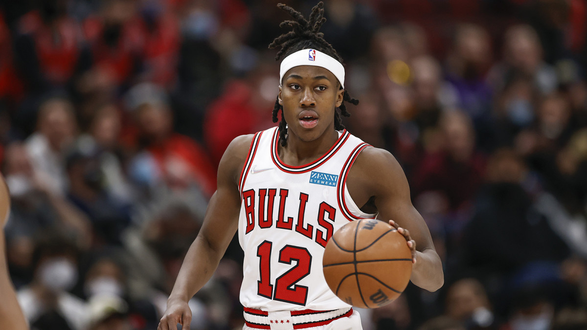 Ayo Dosunmu (12) brings the ball up court against the Toronto Raptors.